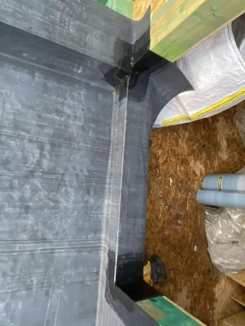 Naadloze EPDM-dakbedekking op het platte dak van een houtskeletbouwwoning