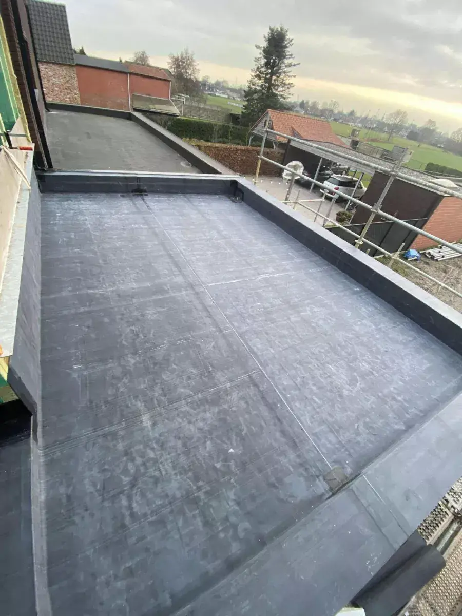 Afgewerkt EPDM-dak op de houtskeletbouw, klaar voor oplevering