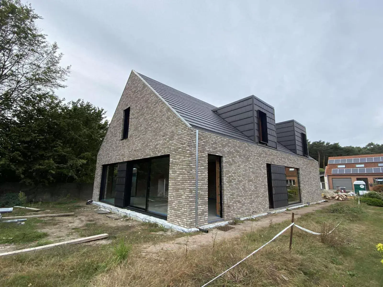 Afgewerkt dak van de nieuwbouwwoning in Kasterlee