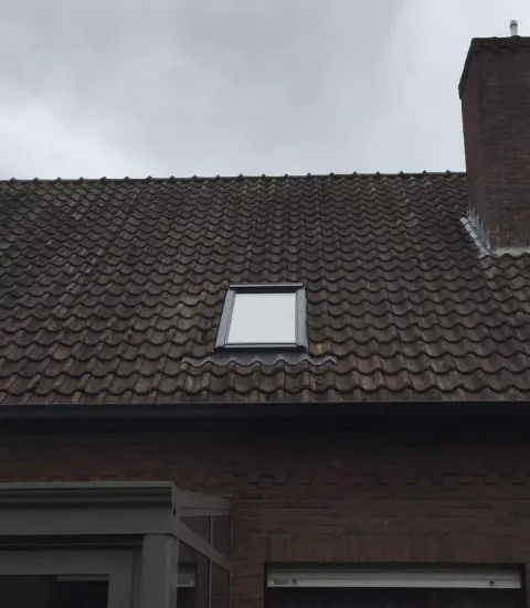 Dakvenster wordt ingewerkt in het hellende pannendak