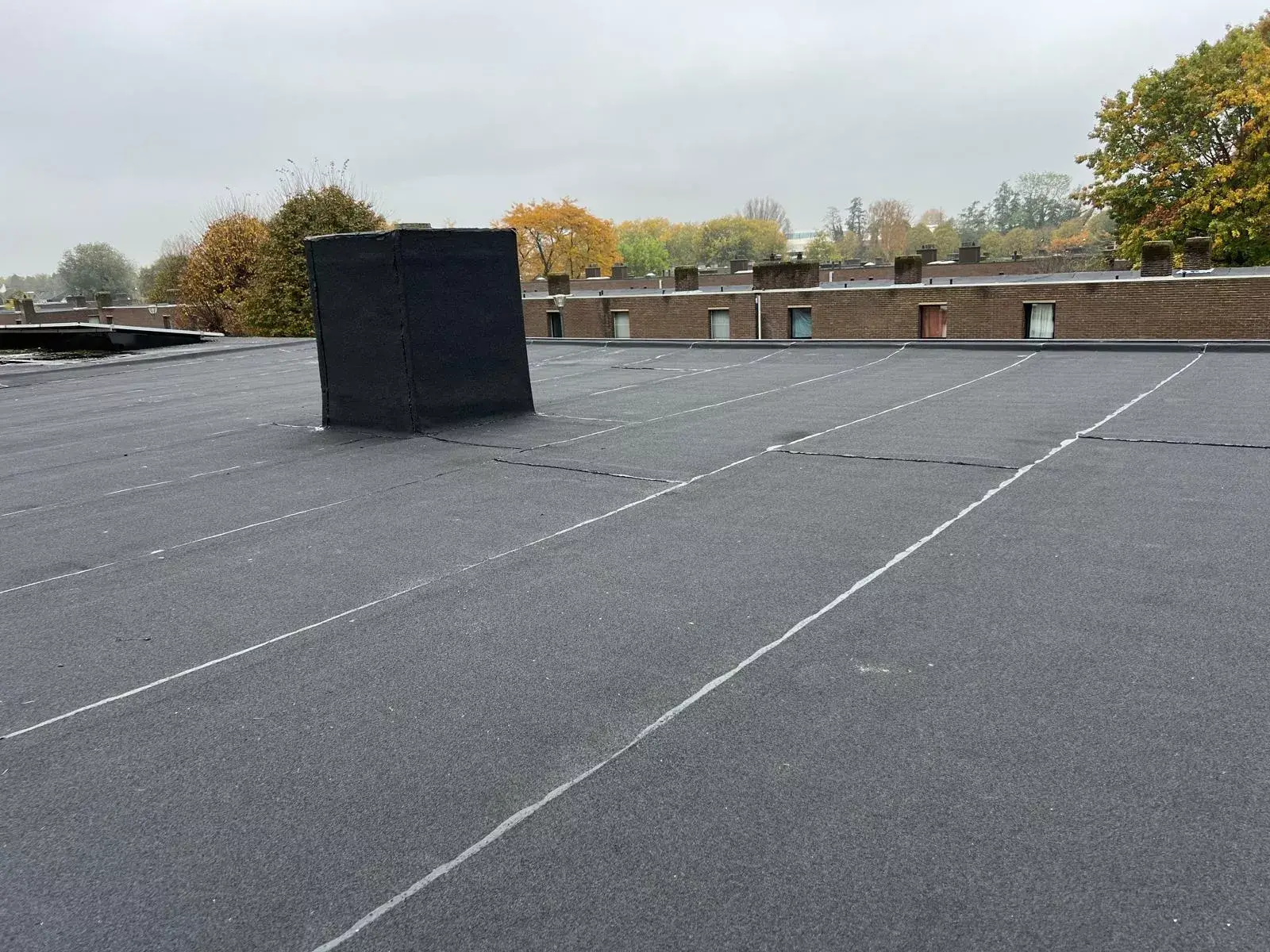 Detailafwerking van de dakrand met nieuwe roofing