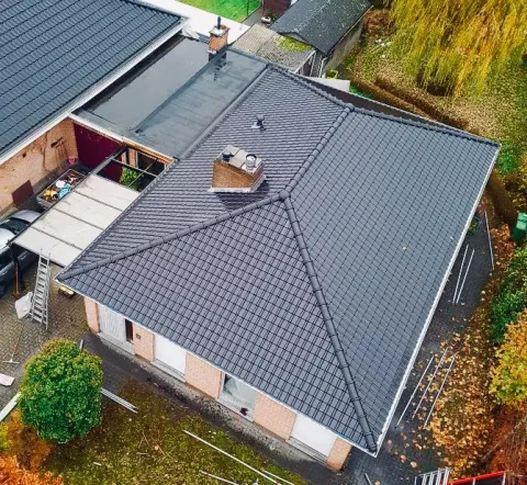 Renovatie van een hellend pannendak aan een woning in Dessel