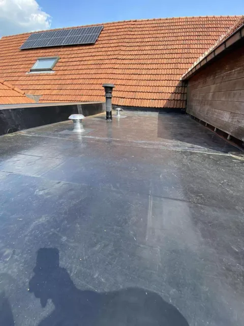 Voorbereiding van het bestaande platte dak vóór de EPDM-renovatie