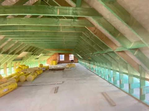Hellend dak gestript tot op de kepers bij de start van de renovatie